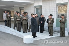 대성산 종합병원 둘러보는 김정은