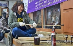 <카메라뉴스> 직접 만드세요…영동 국악기제작촌 인기