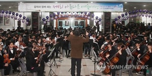 공연장 로비에서 오케스트라 공연을