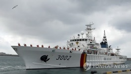 나로호 추적 위해 떠나는 제주해경 함정
