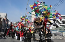 성화 뒤따르는 관노가면극 회원들
