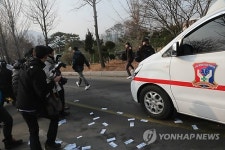 천신일 세중나모여행 회장 구급차에 뿌려진 돈다발