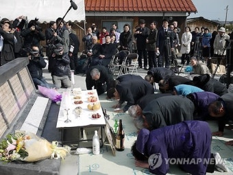 강제징용 희생자 추도비 앞에서 제사지내는 유족들