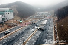 텅빈 용인시립장례문화센터 주차장