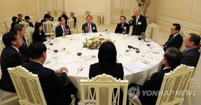 이 대통령 국가경쟁력강화위와 만찬