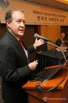 발표하는 랜달 존스 OECD 경제국 한국담당관