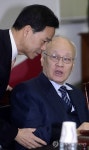 행정실장과 얘기 나누는 김용준