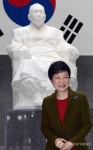 김구 선생 동상 앞에 선 박근혜 당선인