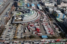 귀경객 실어나를 고속버스들