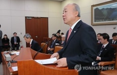 <北핵실험> 현안보고하는 류우익 통일