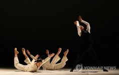간결하고 상징적인 무대