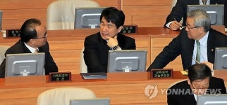 얘기나누는 장관들