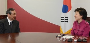 고노 前 일본 관방장관 접견하는 朴당선인
