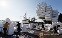 출어 준비하는 어부들