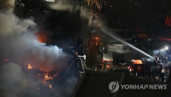 종로화재...불길 잡는 소방대원들