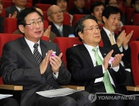 박수치는 조환익-유장희