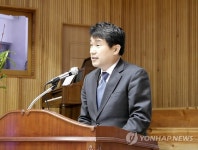 이주호, 진주 문산초교 졸업식 참석