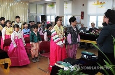 졸업생 2명…보은 회남초교의 조촐한 졸업식
