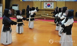 무료 검도교실 찾은 괴산 청소년들