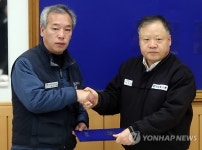 악수하는 한진중공업-금속노조 대표
