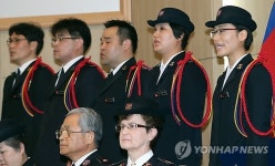 찬송가 부르는 신임 구세군 사관