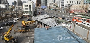 쓰러진 간판 철거 크레인