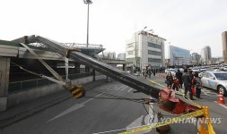쓰러진 간판 철거 크레인