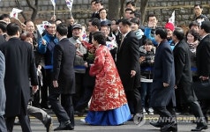 <박근혜정부 출범> 청운ㆍ효자동 주민들과 인사
