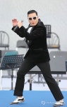  취임식에서 노래하는 싸이