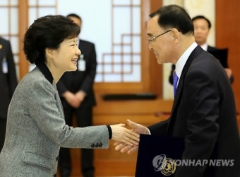 <박근혜정부 출범> 국무총리에게 임명장 수여