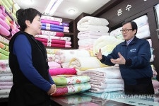 광장시장 방문한 이순우 우리은행장