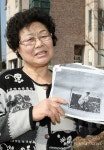 독도서 조업 사진 보여주는 제주해녀 김공자씨