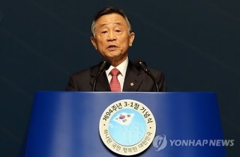 독립선언문 낭독하는 광복회장