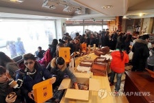 풍년제과 초코파이 사려는 손님들