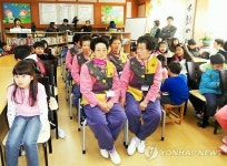 못 배운 한 풀려고 하동 할머니 7명 초등학교 입학