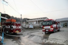 마을회관에서 대기 중인 소방차