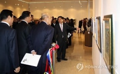 경남스틸 갤러리 작품 감상하는 관람객들