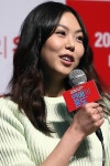 질문에 답하는 배우 김민희