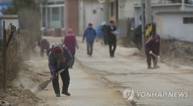마을 청소하는 백령도 주민들