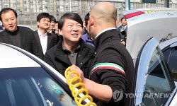 택시기사들과 인사하는 안철수 예비후보