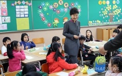 어린이들과 이야기하는 박 대통령