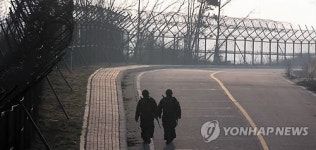 철책 따라 걷는 해병대