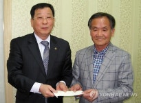 충주 기부천사 이진용씨 모교에 1천만원 기탁