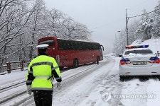 영동지방 폭설…고갯길 오르는 관광버스