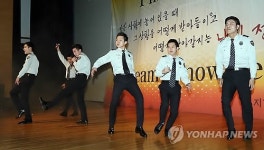 퍼포먼스 하는 무지개연극단