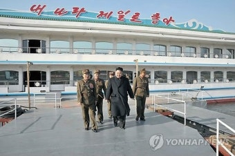 北 김정은, 軍건조 유람선 현장 방문