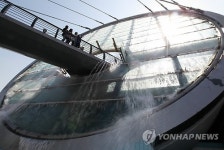 도심속 폭포육교