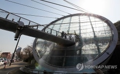 도심속 폭포육교