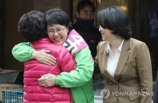 노원 주민과 포옹하는 김지선 후보
