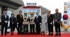 희망사진관 1호점 앞 기념촬영